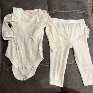 Cat & Jack baby girl 2 piece long sleeve onesie and ruffle leggings 6-9months.
